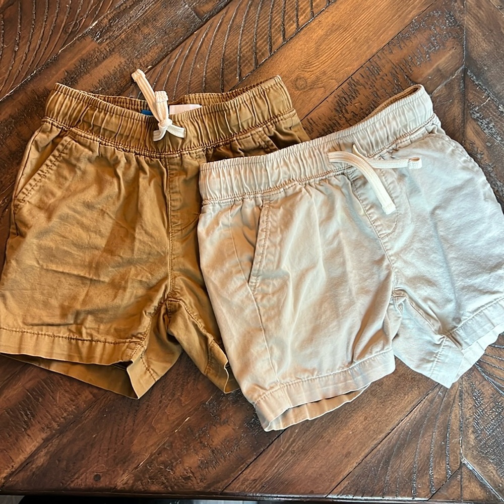 2 pairs of old navy size xs (5) boys khaki shorts